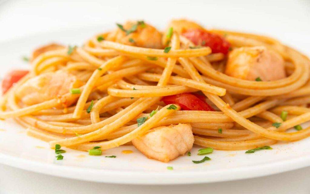 Pasta con pomodorini e salmone | Il piatto dell’estate