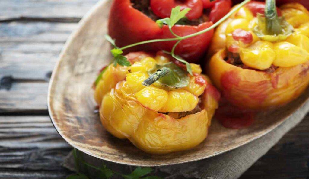 Peperoni arrostiti in friggitrice ad aria con ripieno di verdure in