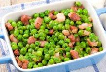 Piselli stufati al pepe e pancetta | Contorno delizioso e veloce Piselli stufati al pepe e pancetta ricettasprint