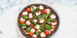 Pizza al pomodoro ai carboni vegetali
