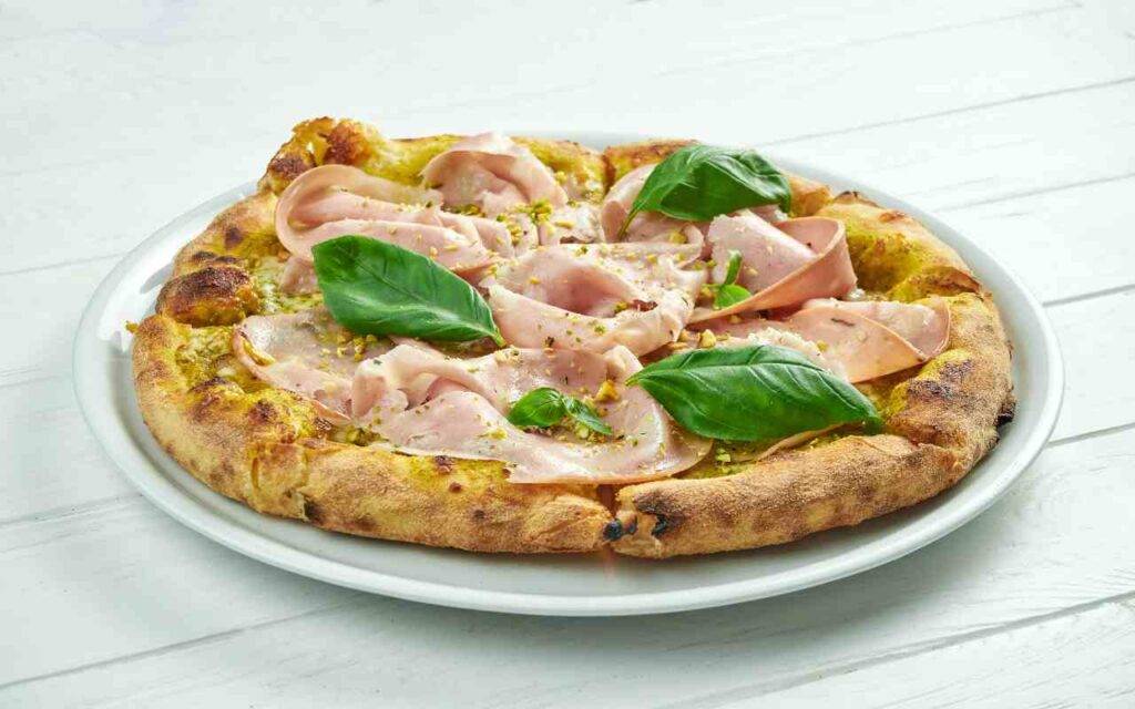 Pizza bianca con mortadella e pesto di pistacchi Veloce da preparare