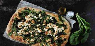 Pizza focaccia con spinaci e feta