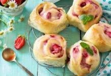 Torta alle rose con fragole