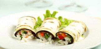 Rotolini freddi di melanzane grigliate ripiene di riso all'insalata