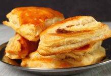 Saccottini alla cannella ripieni di crema al latte | uno tira l’altro Saccottini alla cannella ripieni di crema al latte