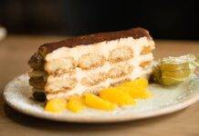 Tiramisù al mandarinetto, la versione aggiornata di uno dei dolci più ricercati dessert com panna e liquore al mandarino