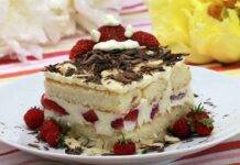 Tiramisù alle fragoline con cioccolato fondente e bianco Torta con savoiardi e fragoline