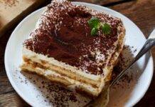 Dolce al cucchiaio con frutta secca e cioccolato