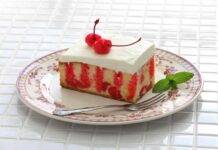 Poke cake vaniglia e vellutata di ciliegie | gustosa ricetta inglese Poke cake vaniglia e vellutata di ciliegie