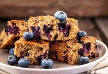 Torta al caffè e mirtilli | Un dolce che mette il buon umore a tutti Torta ai mirtilli