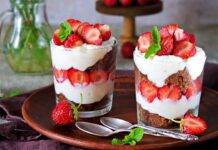 Torta al cioccolato e fragole in barattolo | Fresco e delicato Dessert al cioccolato e fragole in barattolo