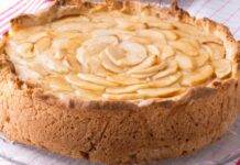 Torta allo yogurt con mele e mandorle senza burro | Soffice e genuina Dolce senza burro e olio