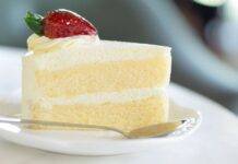 Torta di albumi ricotta e vaniglia con crema chantilly