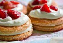 Tortine di pancake al miele con fragole dolci e panna