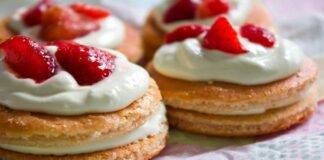 Tortine di pancake al miele con fragole dolci e panna