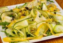 Zucchine marinate senza cottura | Contorno estivo fresco e veloce