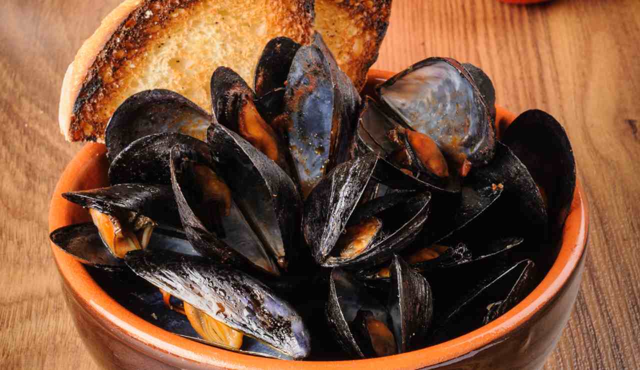 Zuppa di cozze alla pugliese | Facile e ricca di sapore