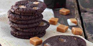 cookies al cacao con caramello