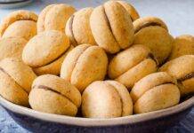 Baci di dama | Ricetta gustosa e facile di Luca Montersino Doppi biscotti farciti al cioccolato. Ricetta di Luca Montersino