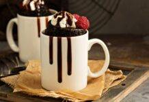 Brownie alla banana in tazza | Ricetta golosa di grande effetto scenico Dolcetto morbido e soffice