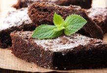 Dolcetti quadrati con caffè e cioccolato