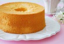 Chiffon cake alla sambuca | Gustosa e buona, per gli adulti, a merenda chiffon cake sambuca ricetta FOTO ricettasprint
