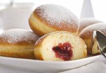 Ciambelle al bimby ripiene di confettura alle fragole | una tira l’altra Ciambelle al bimby ripiene di confettura alle fragole