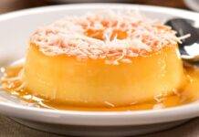 Dolcino al cucchiaio con latte di cocco, uova e zucchero