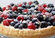 Dolce con frutta estiva e crema pasticcera