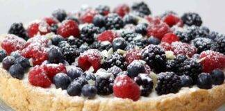 Dolce con frutta estiva e crema pasticcera