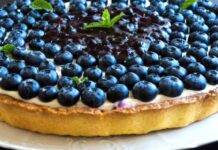 Dolce di pasta frolla con frutta estiva