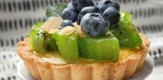 Crostata con crema al imone e frutta