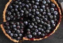 Crostata di mirtilli e crema chantilly senza cottura | buona e veloce Crostata di mirtilli e crema chantilly senza cottura