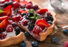 Crostata fredda con more e fragole