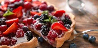 Crostata fredda con more e fragole