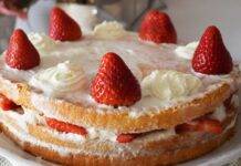 Crostata morbida ripiena di crema e fragole | Soffice e golosa Dolce senza glutine con frutta estiva