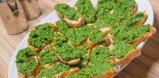 Crostini con prezzemolo e acciughe