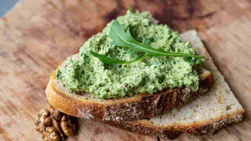 Crostoni con pesto di rucola mozzarella prosciutto crudo