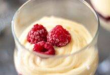Dolce al cucchiaio con crema e lamponi