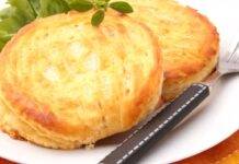 Finger food di pasta sfoglia ricoperti di formaggio