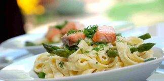 Fettuccine con asparagi besciamella e salmone