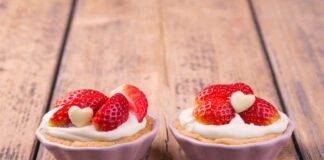 Flan dolci di ricotta e fragole