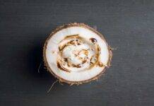 Gelato cocco salsa di caramello e anacardi