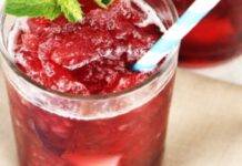 Dolce rinfrescante con ciliegie