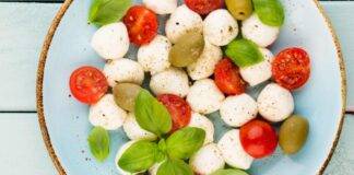 Mozzarelline e pomodorini con basilico conditi