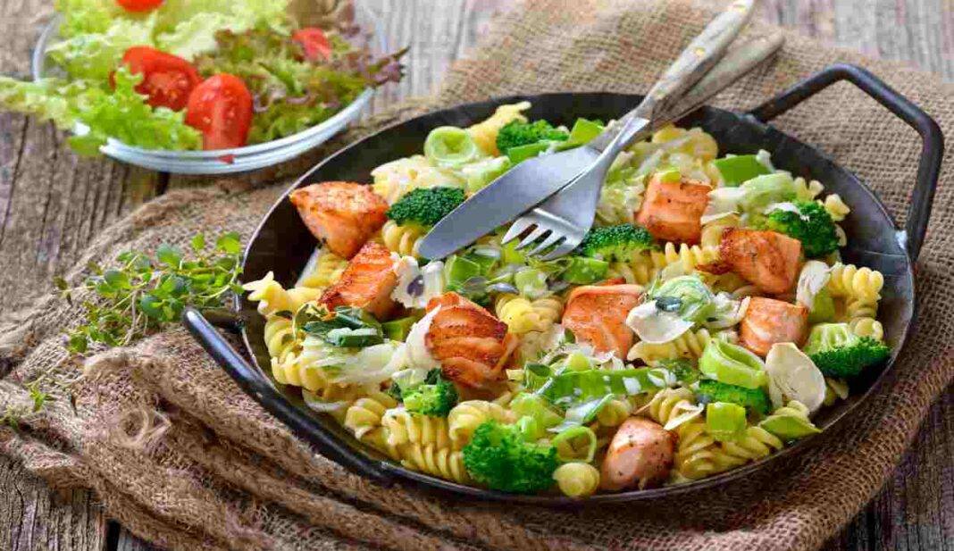 Insalata di pasta fredda con filetto di salmone grigliato e verdure ...