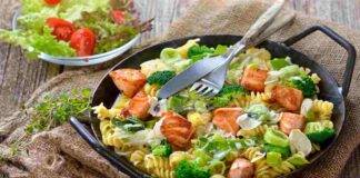 Insalata di pasta fredda con filetto di salmone grigliato e verdure