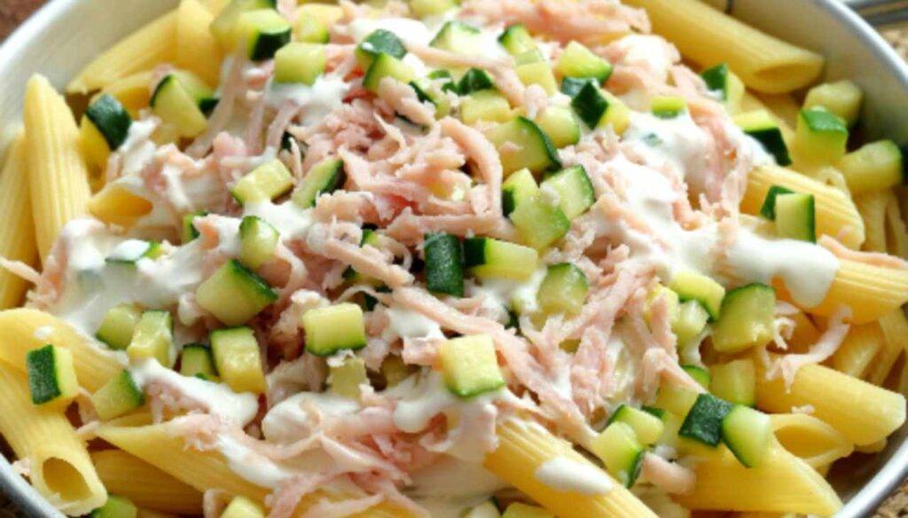 Insalata di pasta zucchine e prosciutto | Veloce e gustosa con la panna