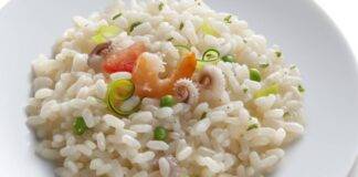 Piatto unico di riso con molluschi, crostacei e verdure