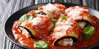 Involtini di melanzane con salsa all'arrabbiata